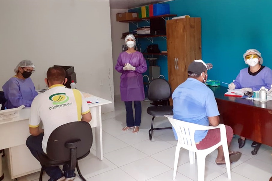 motoristas, cobradores e funcionários da Cooperativa de Transporte Alternativo e Autônomo são testados para a COVID-19