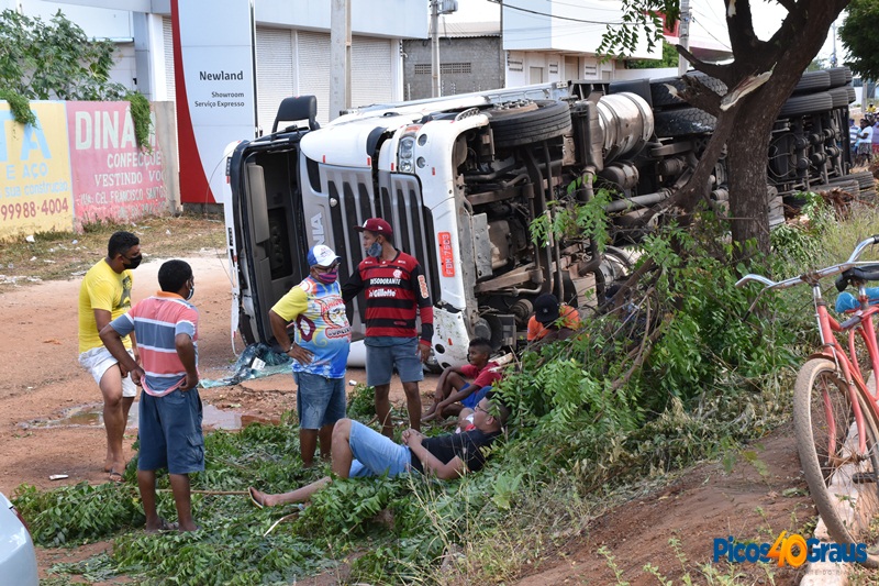 O veículo está caído no trecho lateral da avenida