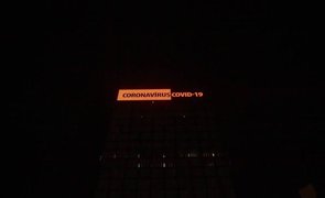 Painel com alerta sobre COVID-19 no topo de prédio em São Paulo