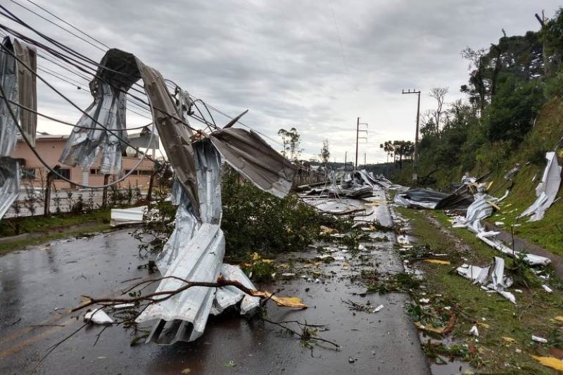 Ventos e chuvas de até 130 km/h danificaram rede elétrica, casas e carros