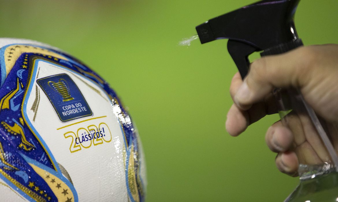 Bola sendo higienizada antes de partida da Copa do Nordeste 2020