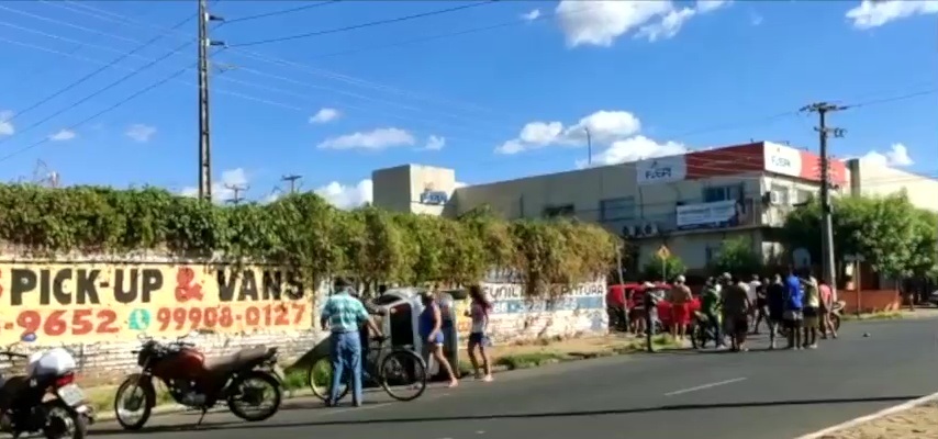 Carro capota após acidente na avenida Valter Alencar