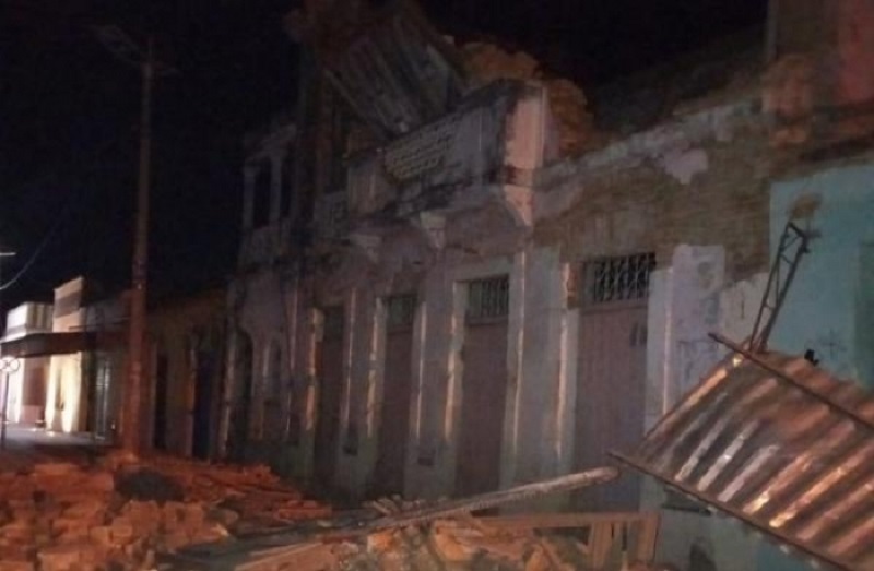 Casarão desaba em Floriano-PI