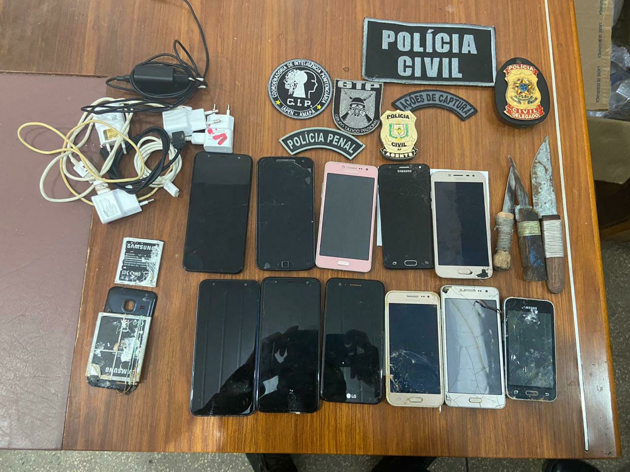 Celulares e armas brancas foram apreendidas em cela do Iapen