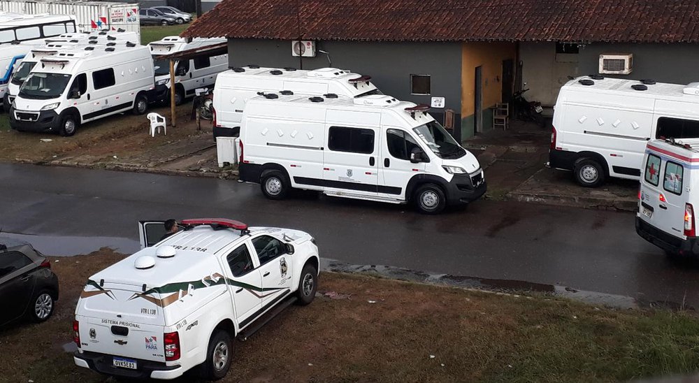 Empregados retiram plotagem de pintura feita pelo Depen/MJSP (Foto: Divulgação/sigilo da fonte) Empregados retiram plotagem de pintura feita pelo Depen/MJSP (Foto: Divulgação/sigilo da fonte)