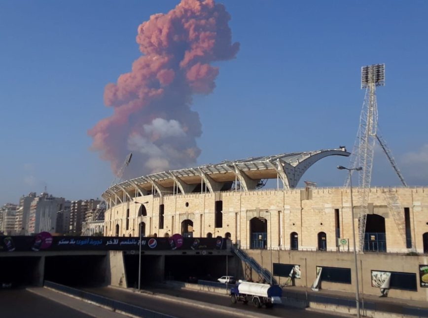 Explosões provocaram coluna de fumaça gigante em zona portuária de Beirute