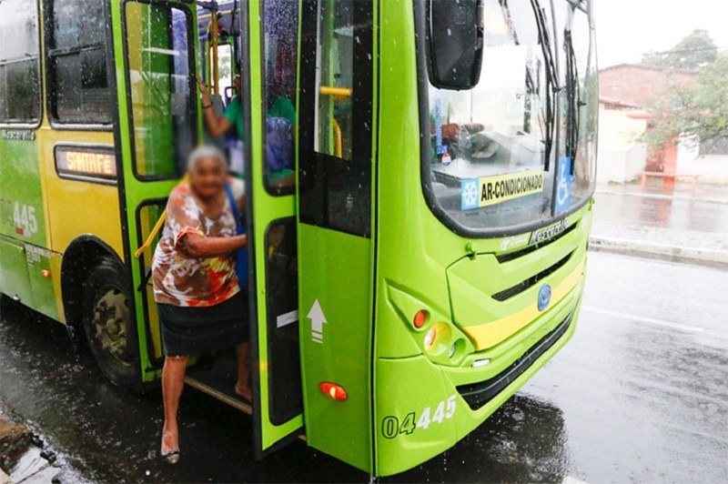 Idosos no transporte coletivo em Teresina