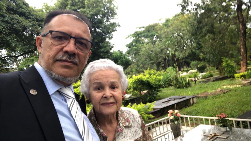 Jacinto Teles visita o túmulo do seu grande amigo Deusdedit Mendes Ribeiro - foi em 2019 na companhia de dona Filó (Foto: JTNEWS) Jacinto Teles visita o túmulo do seu grande amigo Deusdedit Mendes Ribeiro - foi em 2019 na companhia de dona Filó (Foto: JTNEWS)