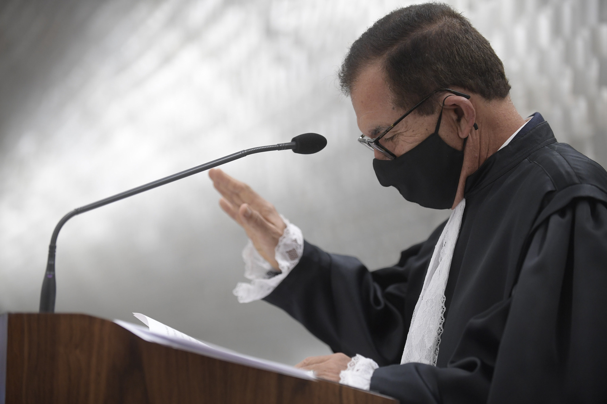 Ministro Humberto Martins faz juramento ao tomar posse na Presidência do STJ