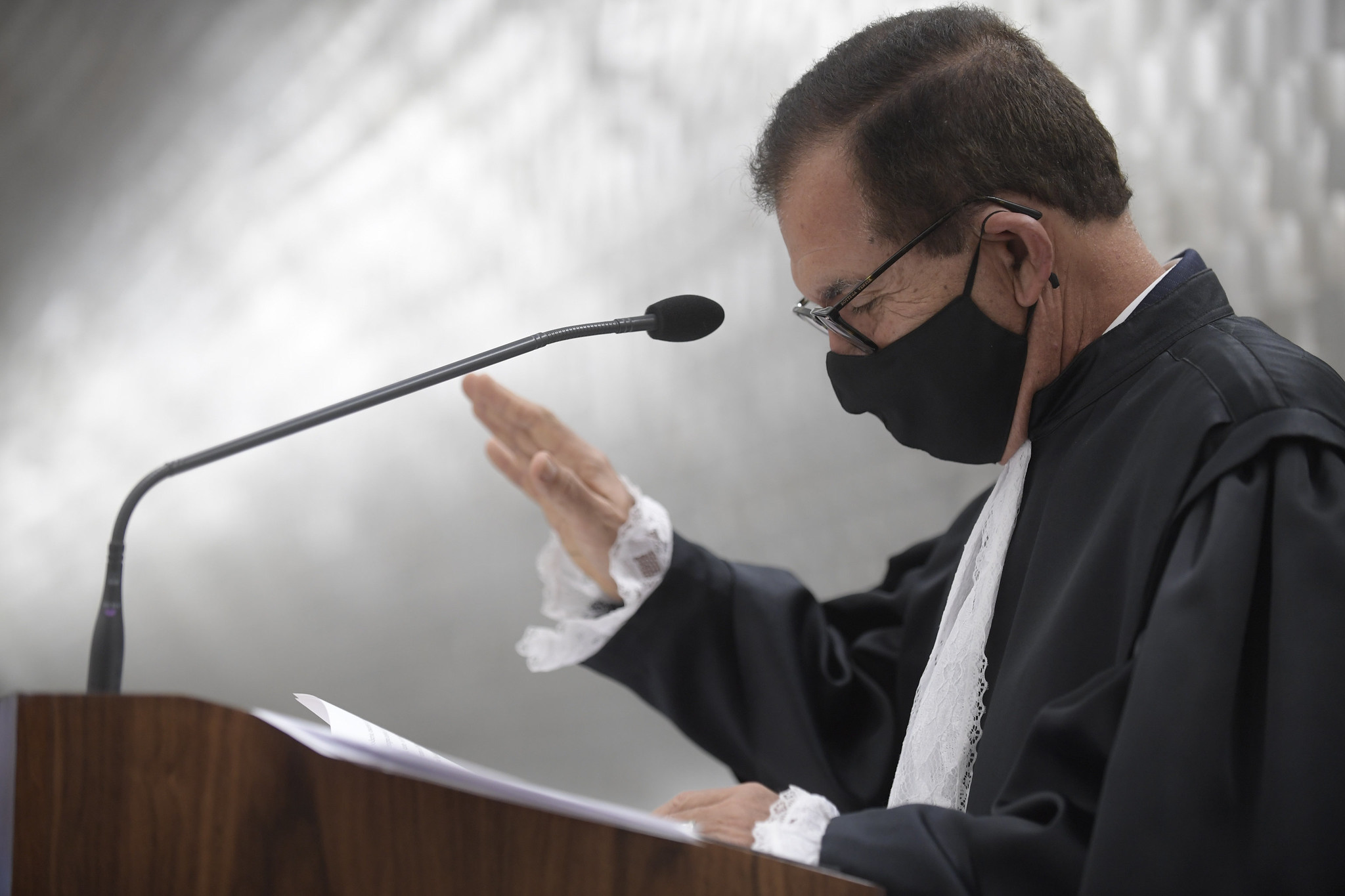 Ministro Humberto Martins faz juramento ao tomar posse na Presidência do STJ