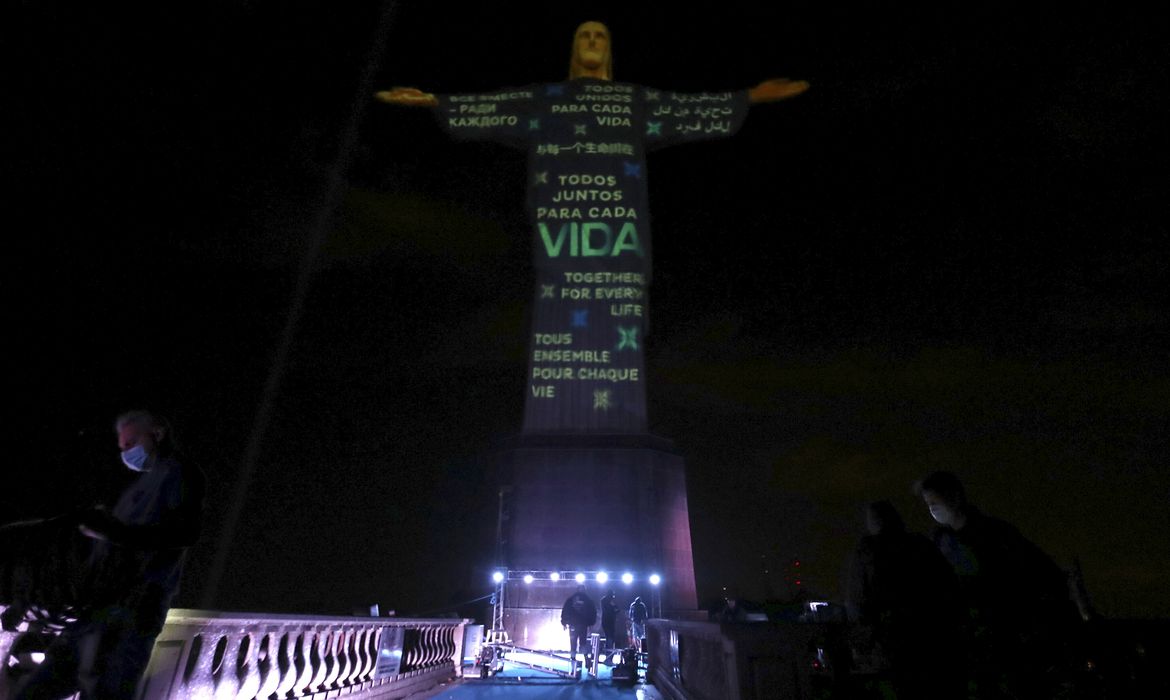Missa em homenagem aos 100 mil mortos pela COVID-19 no Brasil