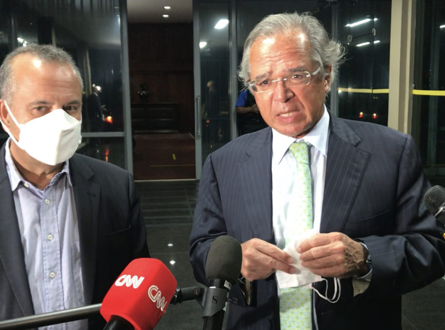 O ministro Paulo Guedes (Economia) com Rogério Marinho (esq.), na noite desta quarta-feira