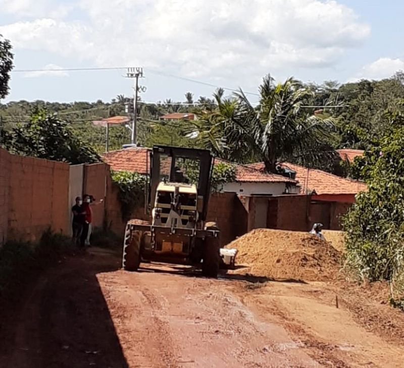 Obras de pavimentação asfáltica da estrada que liga a cidade de Viçosa (CE) e a comunidade da Buíra (Foto: Reprodução/Whatsapp) Obras de pavimentação asfáltica da estrada que liga a cidade de Viçosa (CE) e a comunidade da Buíra (Foto: Reprodução/Whatsapp)