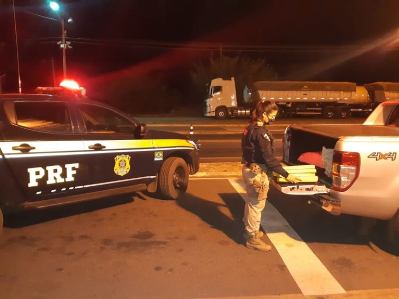 Policial no momento da apreensão da droga