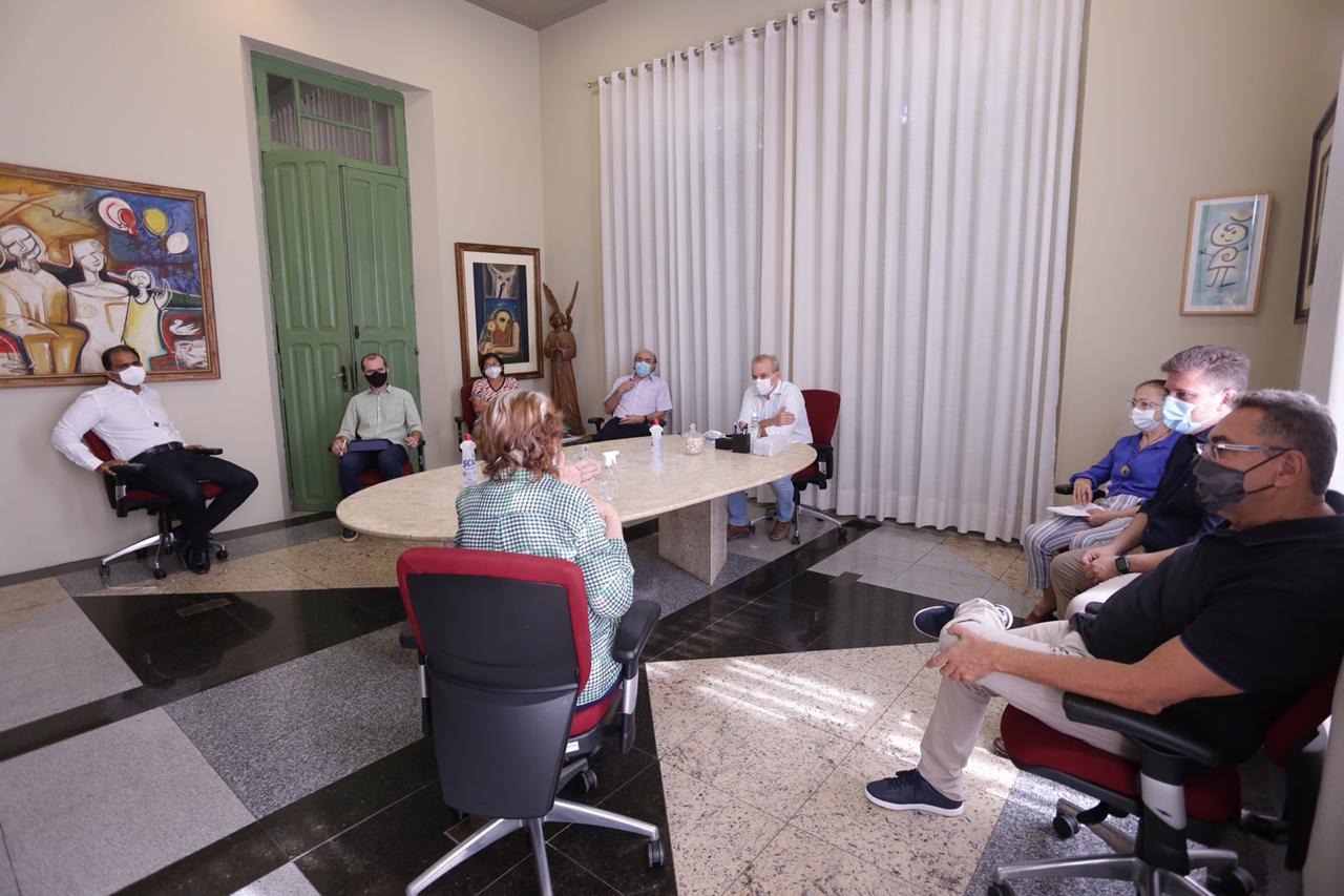 Reunião com o prefeito Firmino Filho e integrantes do Centro de Operações de Emergência (COE)