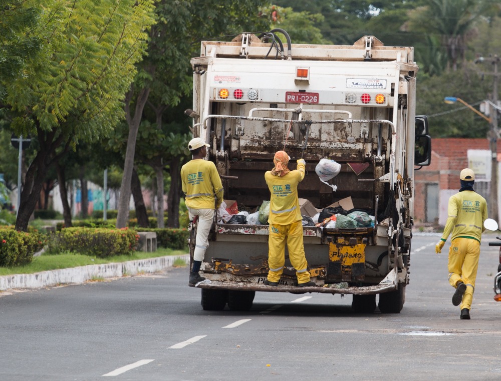 Trabalhadores da coleta domiciliar, em Teresina (PI)