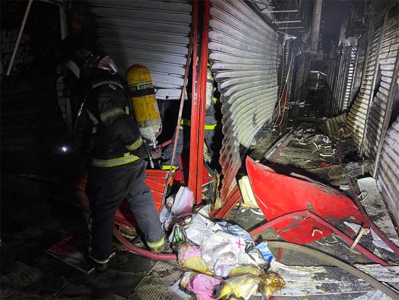 Várias lojas foram destruídas pelas chamas