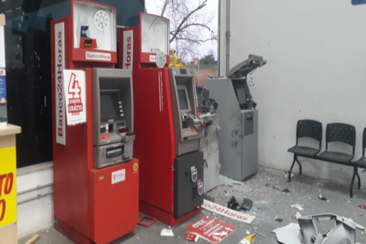 Assaltantes explodem caixas eletrônicos de supermercado em Teresina