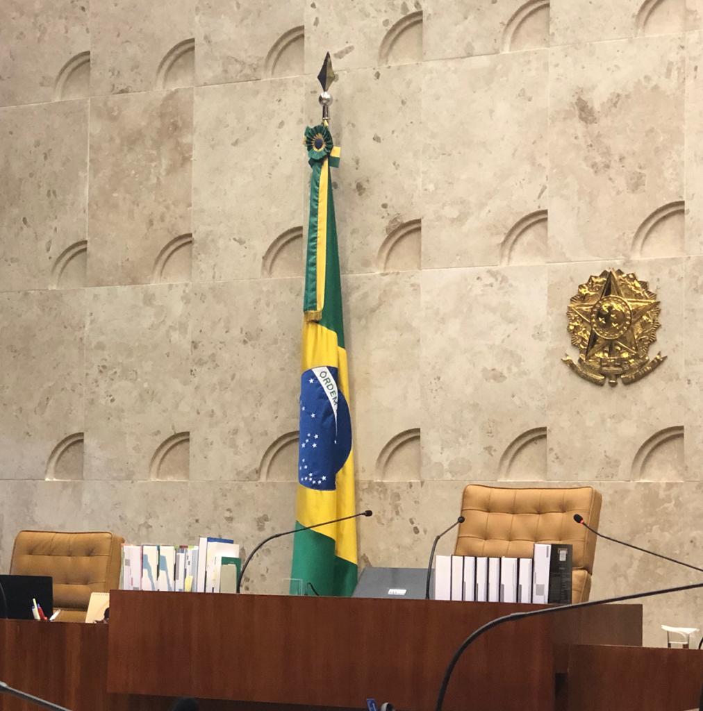 Bandeira do Brasil ao centro