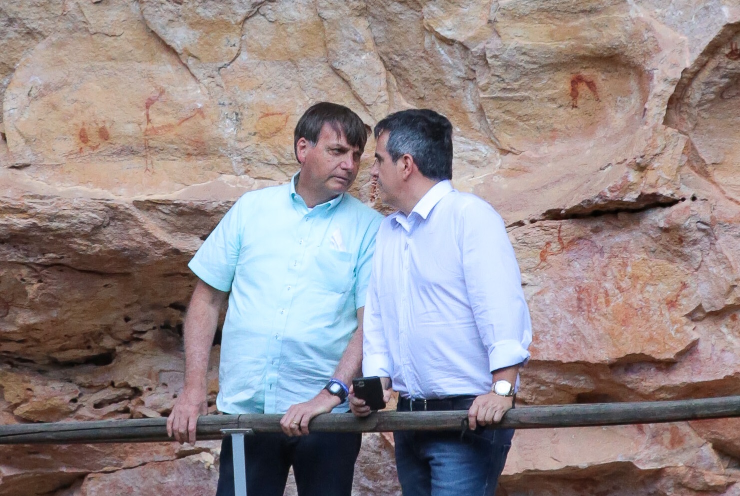 Bolsonaro e Ciro Nogueira numa conversa reservada durante visita do presidente à Serra da Capivara (PI), em julho deste ano