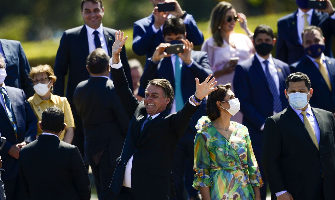 Bolsonaro exagerou nos cumprimentos aos populares, e, como de costume desprezou uso da máscara