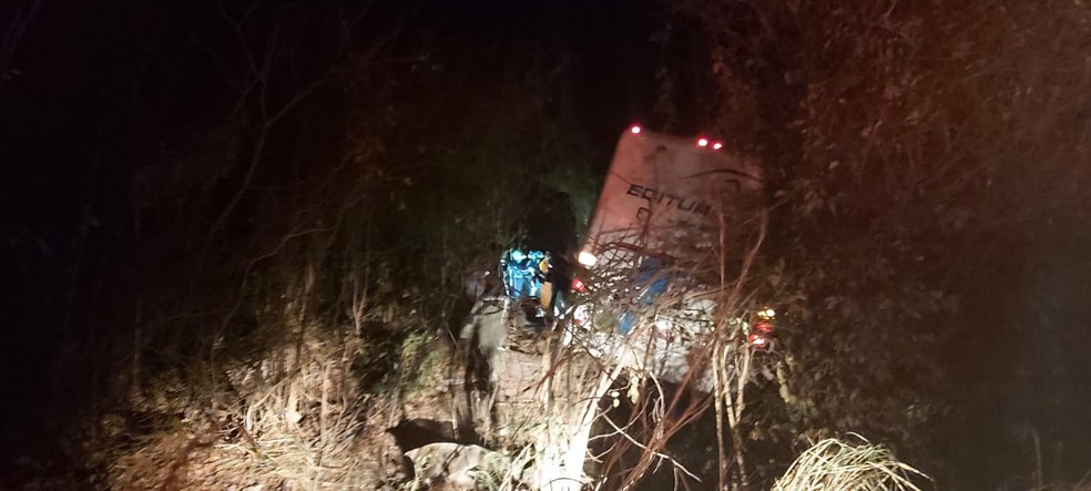 Colisão entre ônibus e dois carros na BR-316, em Teresina