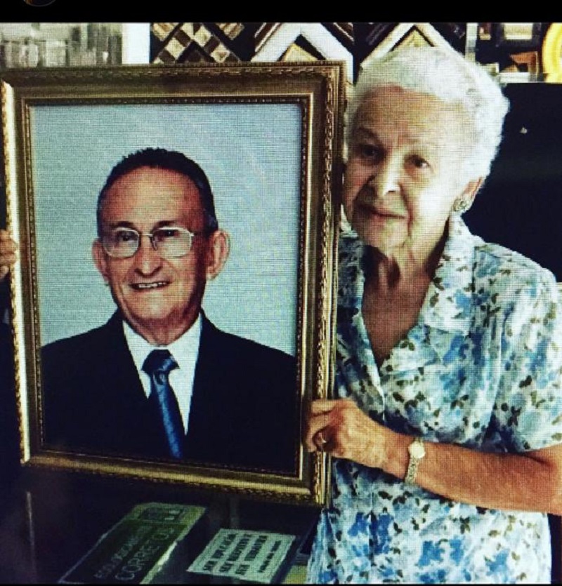 Dona Filó posa com quadro em homenagem ao seu grande amor: Deusdedit