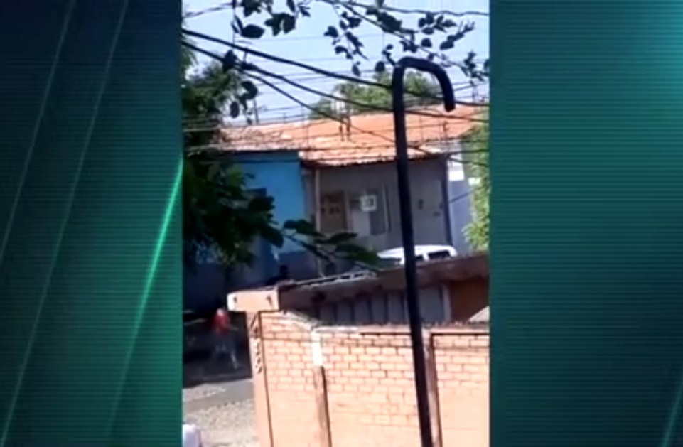 Homem acusado de roubo sobre em telhado para escapar