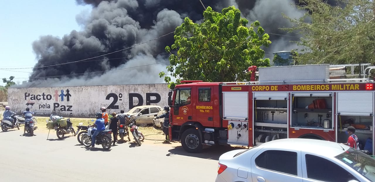 Incêndio atinge fortemente o estacionamento e a Delegacia do 2º DP de Timon no Maranhão