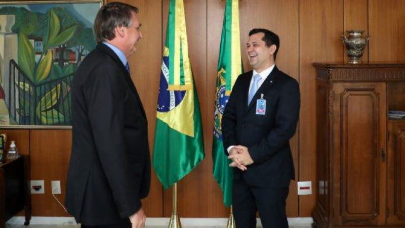 Jair Bolsonaro conversa animadamente com Daniel Pereira, indicado à chefia da DPU
