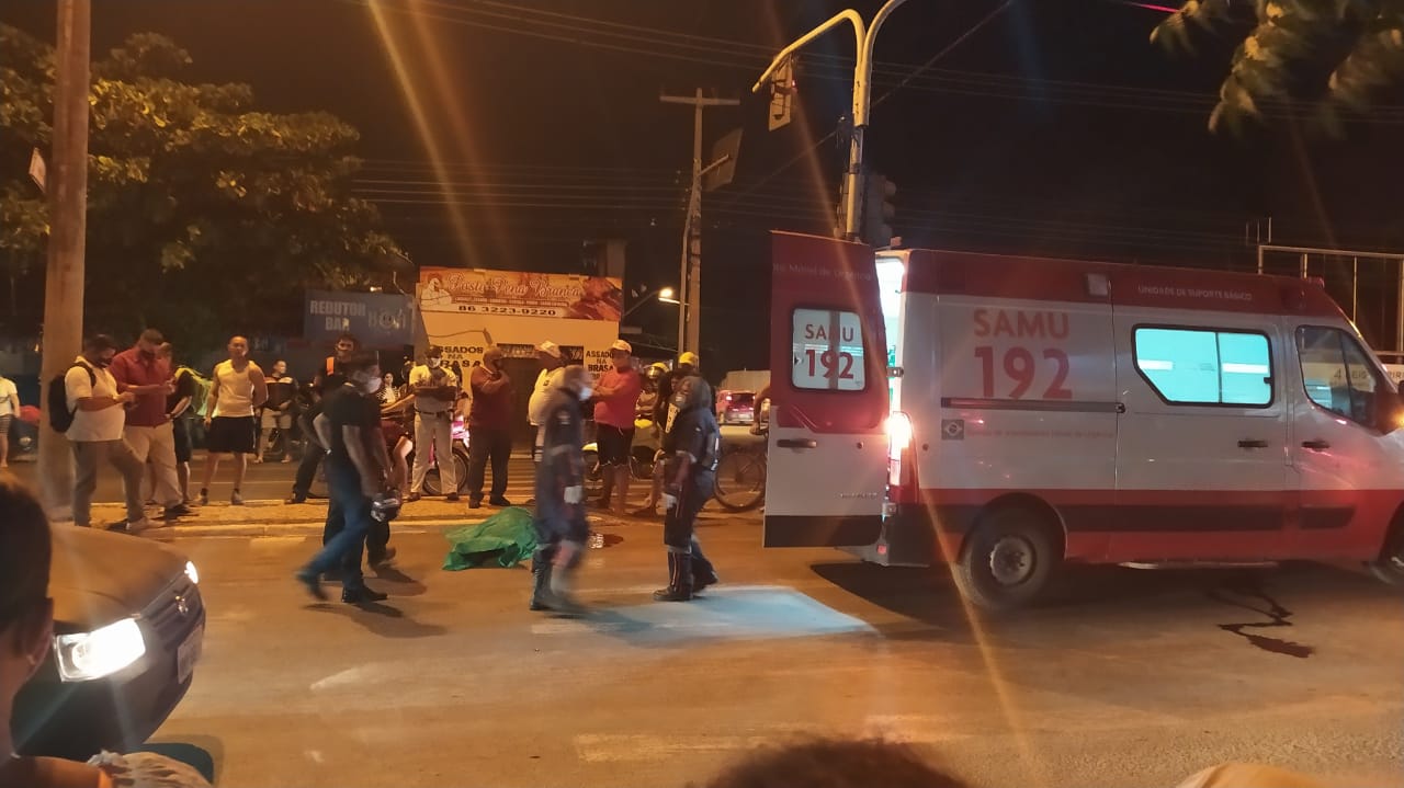 Motoqueira de 29 anos tem morte imediata ao colidir com poste