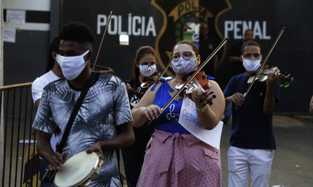 Músicos da Orquestra de Cordas se apresentam em frente ao Complexo de Benfica, no Rio