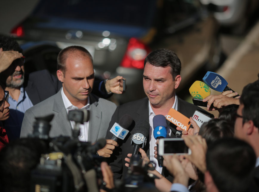 O deputado Eduardo Bolsonaro (PSL-SP) e o senador Flávio Bolsonaro (Republicanos-RJ)