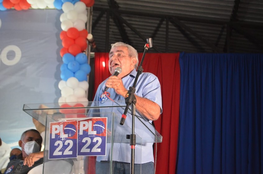 O ex-prefeito José Hamilton no evento que homologou a candidatura do Dr. Hélio