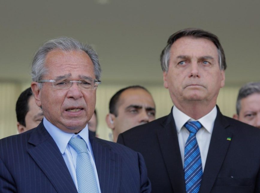 O presidente Jair Bolsonaro e o ministro Paulo Guedes (Economia) ao anunciar a prorrogação do auxílio emergencial