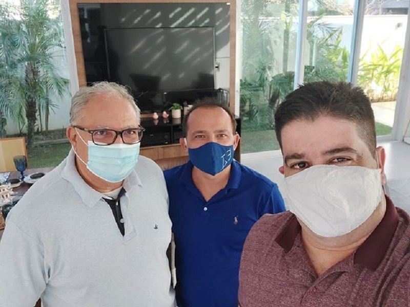 O vereador André Luiz (direita), com Kleber Montezuma (esquerda) e dr. Elisiário (centro)