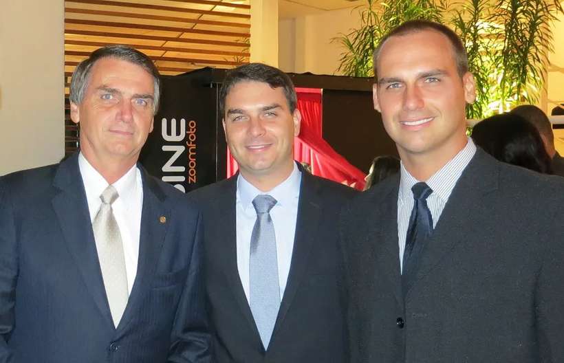 Presidente Bolsonaro, Fávio e Eduardo, respectivamente senador e deputado federal - alvos da Notícia Crime