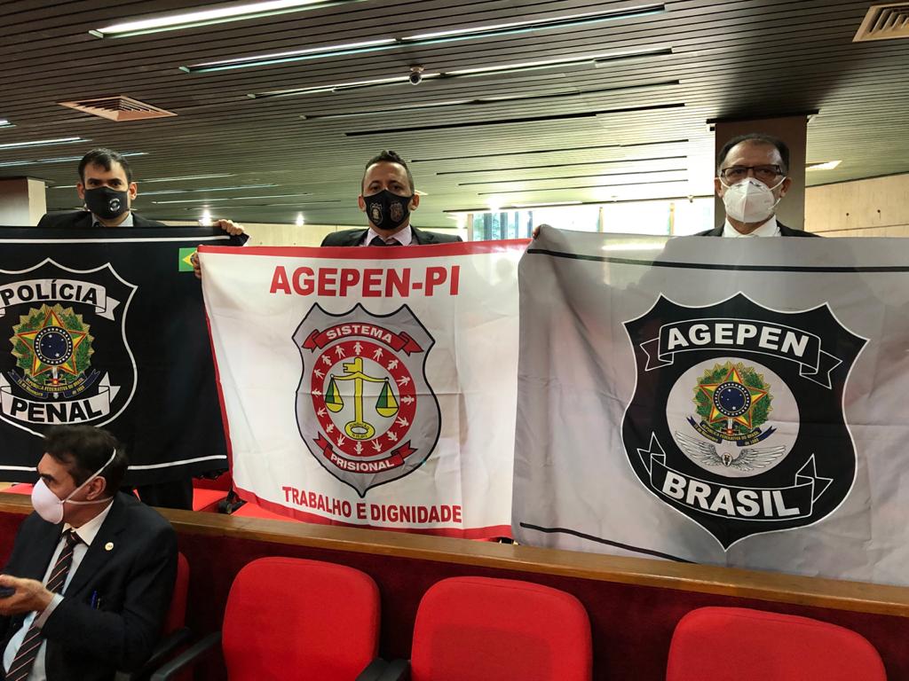 Representantes de Entidades classistas presentes no Plnenário da ALEPI - presença dos policiais penais foi restringida em razão da COVID-19
