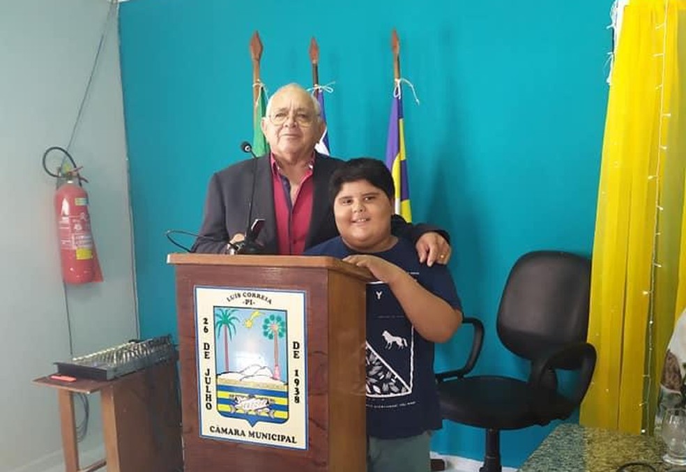 Arthur e o avô, secretário de administração de Luís Correia, Carlitus Machado