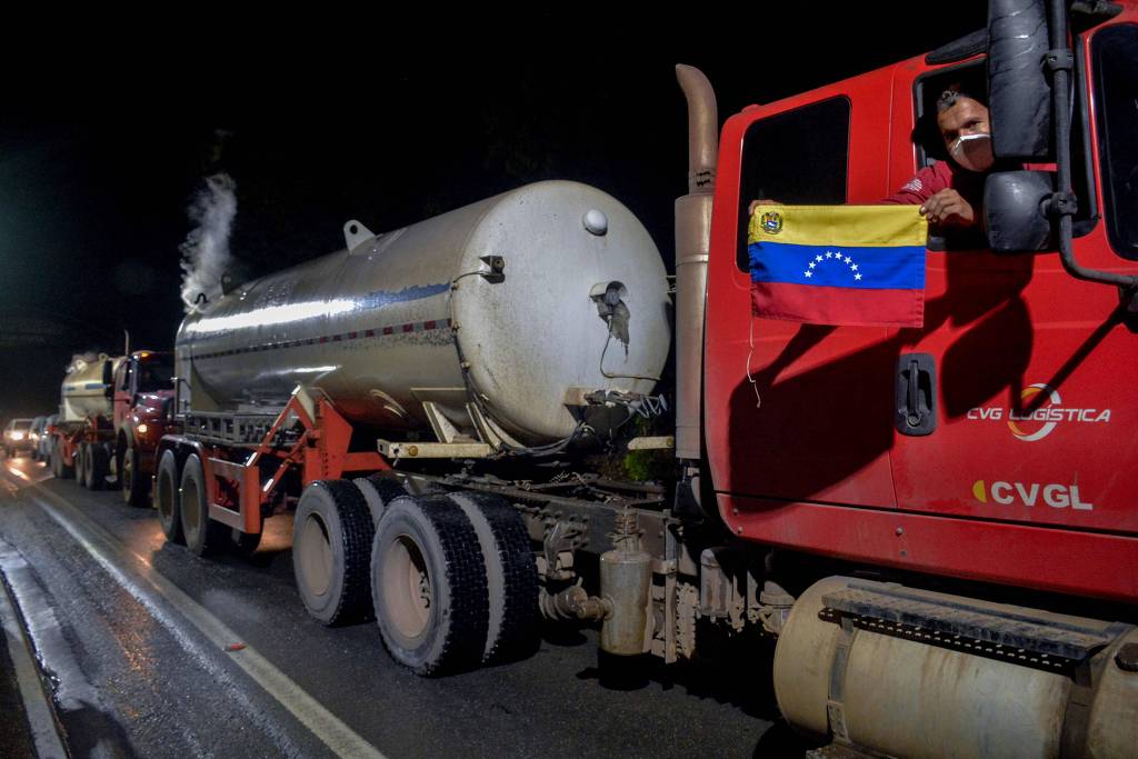 Caminhoneiro venezuelano segura a bandeira de seu país ao chegar em Manaus com oxigênio