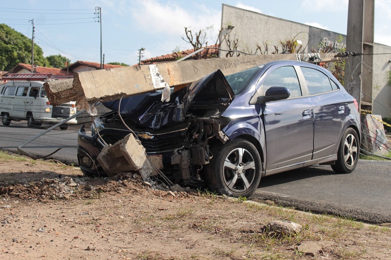 Carro colide e derruba poste na Av. Aquiles Wall Ferraz.