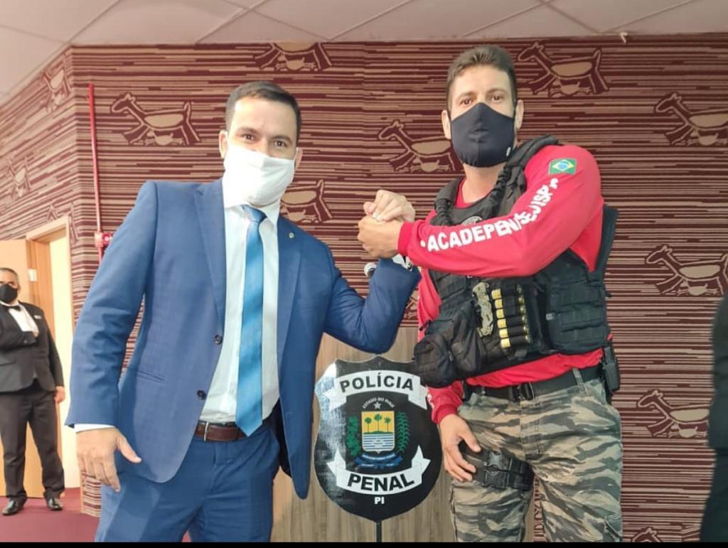 Deputado Alberto Neto cumprimenta policial penal e instrutor da ACADEPEN/PI, na solenidade de formatura da 1ª Turma de Policiais Penais do Brasil, em Teresina