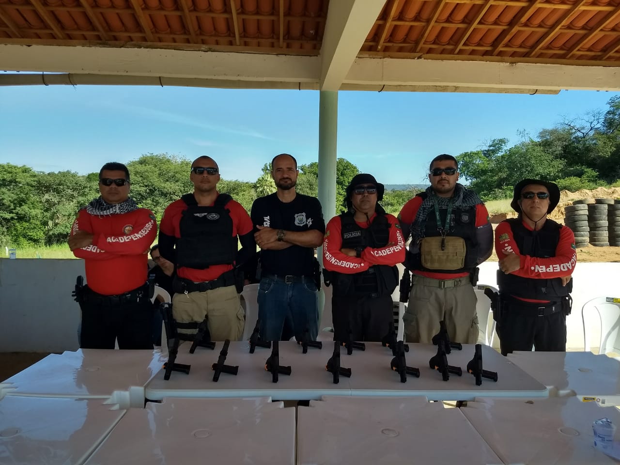 Diesy, ao centro entre o presidente do Clube de Tiro de Picos, Marcelo Ruy e o Instrutor Gustavo - durante formação de Policias Penais