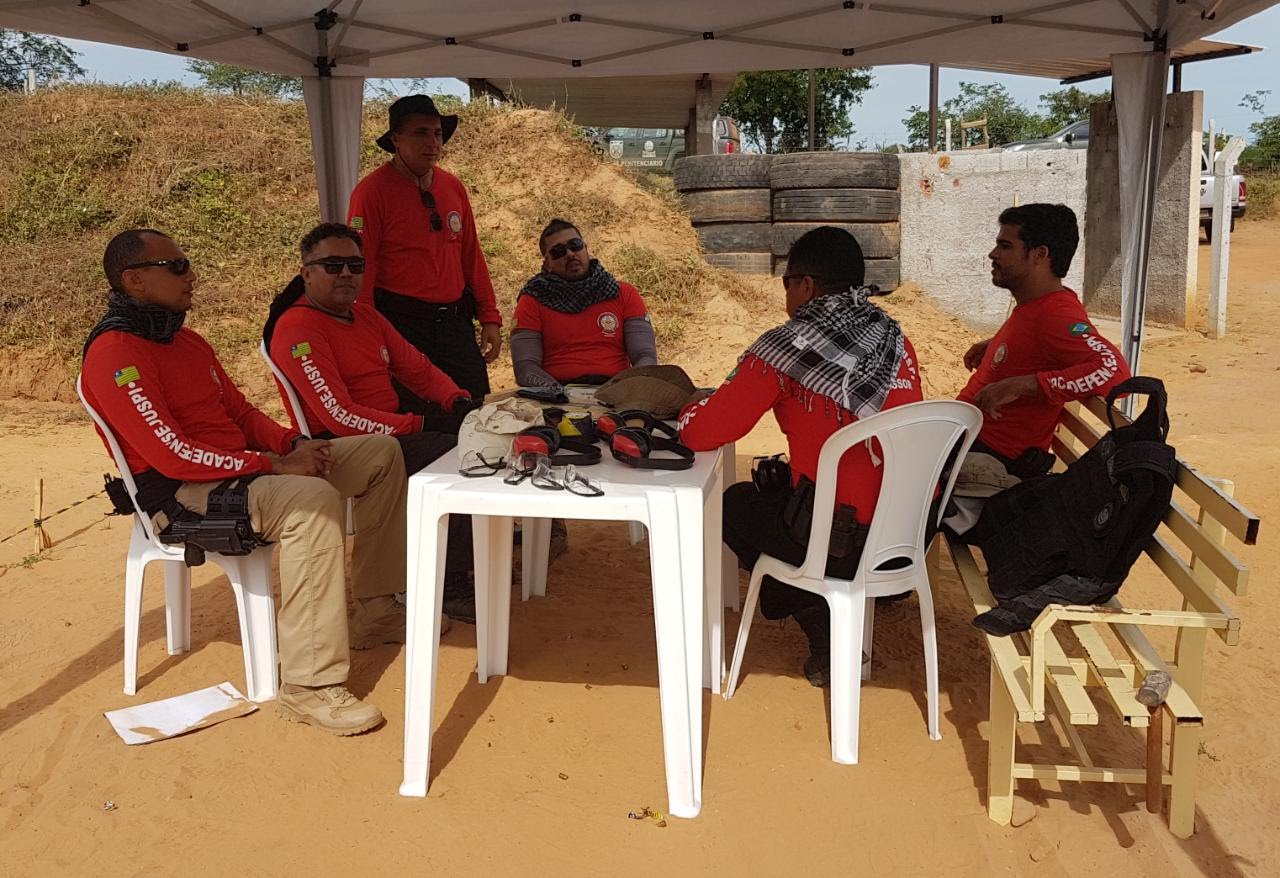 Diesy ladeado pelos intrutores Júlio César e Zé Paulo; no intervalo do Curso de Pistola .40 para Policiais Penais de Picos