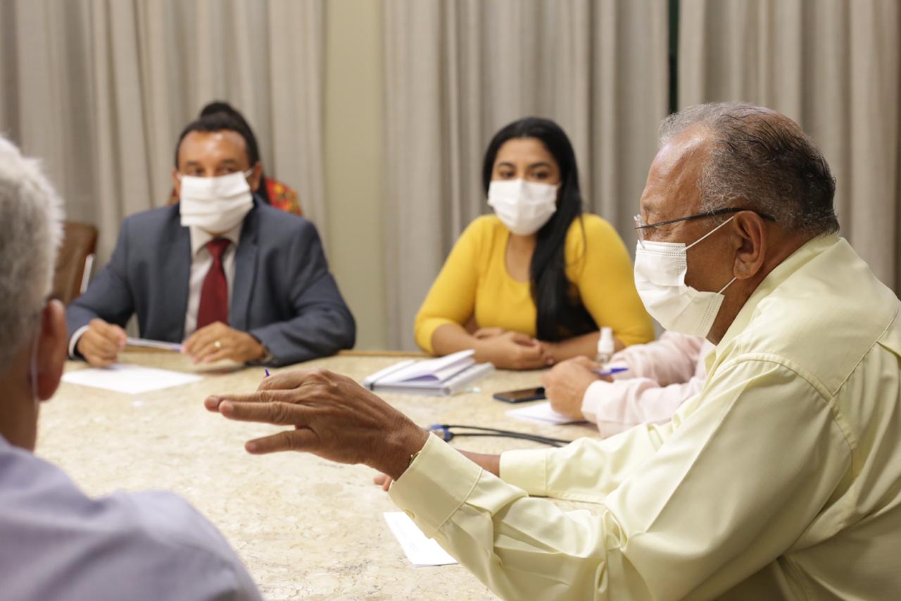 Dr. Pessoa se reúne com os membros da equipe de gestão