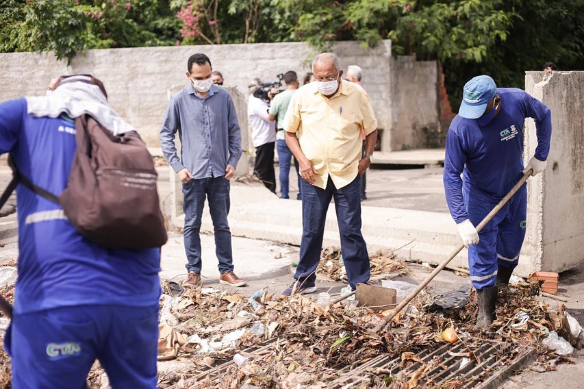 Dr. Pessoa visita galeria da zona leste e cumprimenta servidores