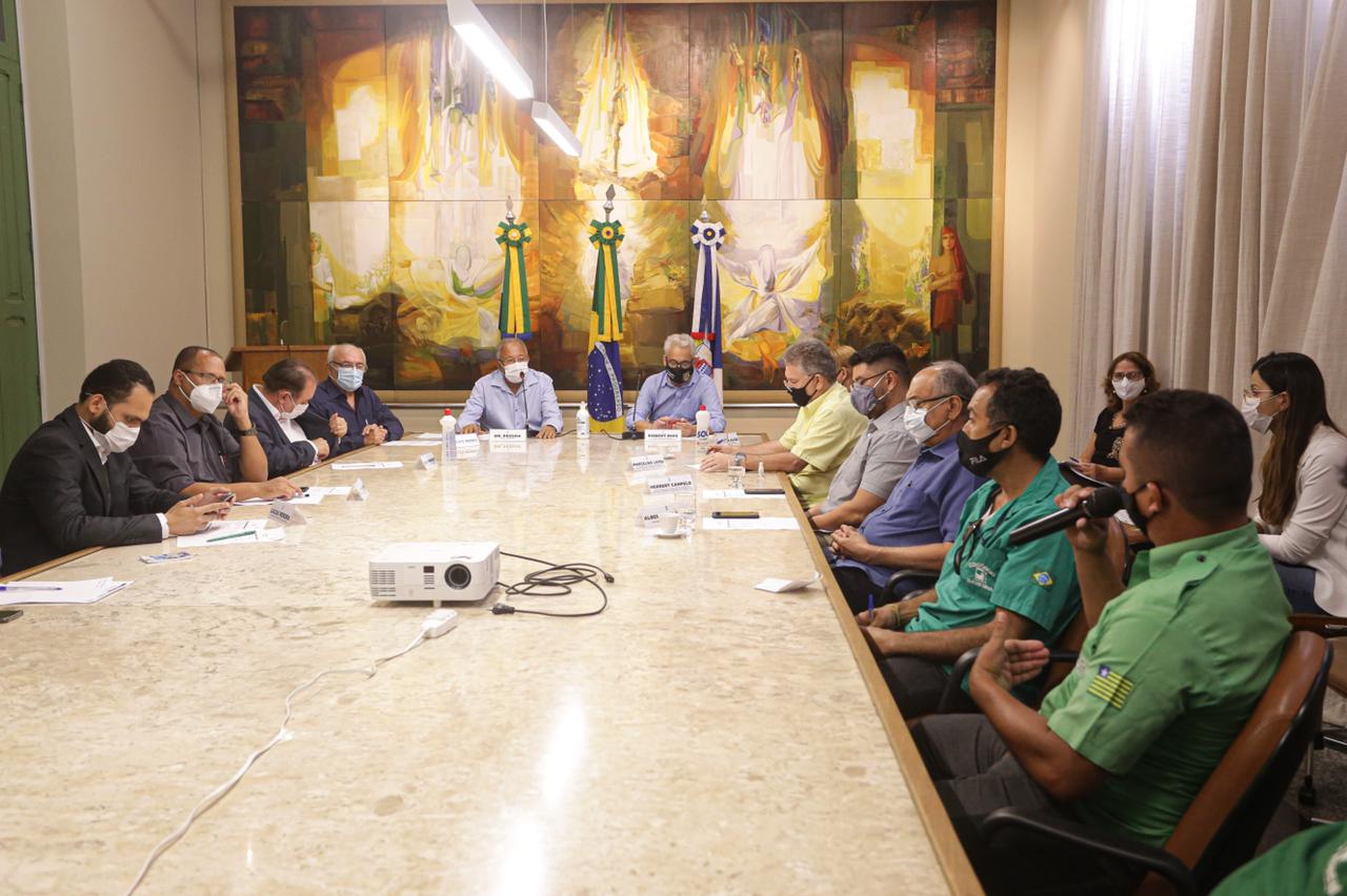 Durante reunião com representantes do SETUT e motoristas, o prefeito Dr. Pessoa garantiu o pagamento de R$ 600 mil