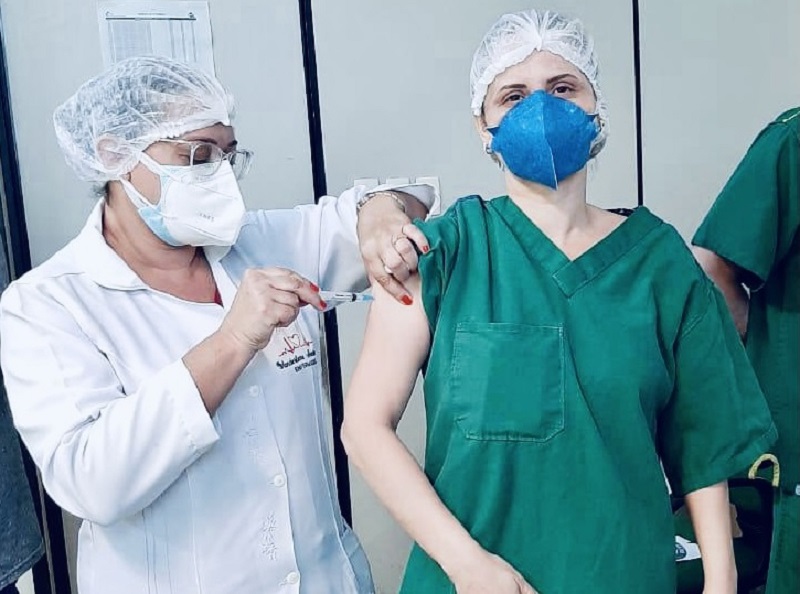 Funcionários do HUT sendo imunizados contra o Novo Coronavírus