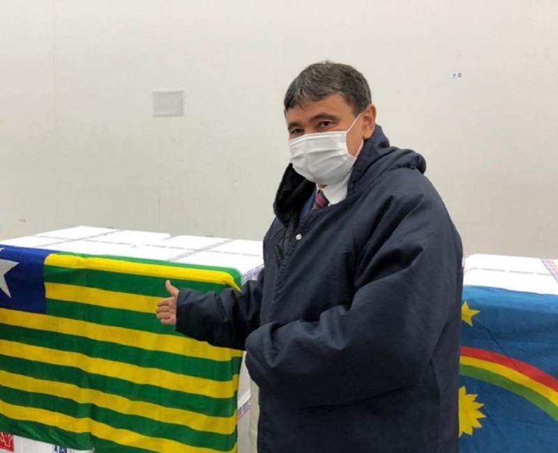 Governador Wellington Dias recebe primeiro lote de vacinas contra a COVID-19