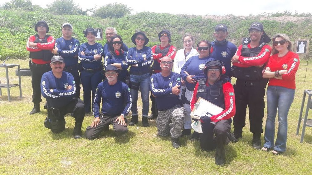 Instrutor Diesy Less (com prancheta na mão), na conclusão do curso de tiro para utilização de pistolas .40 para os policiais penais veteranos de Parnaíba (Foto: ACADEPEN/PI) Instrutor Diesy Less (com prancheta na mão), na conclusão do curso de tiro para utilização de pistolas .40 para os policiais penais veteranos de Parnaíba (Foto: ACADEPEN/PI)